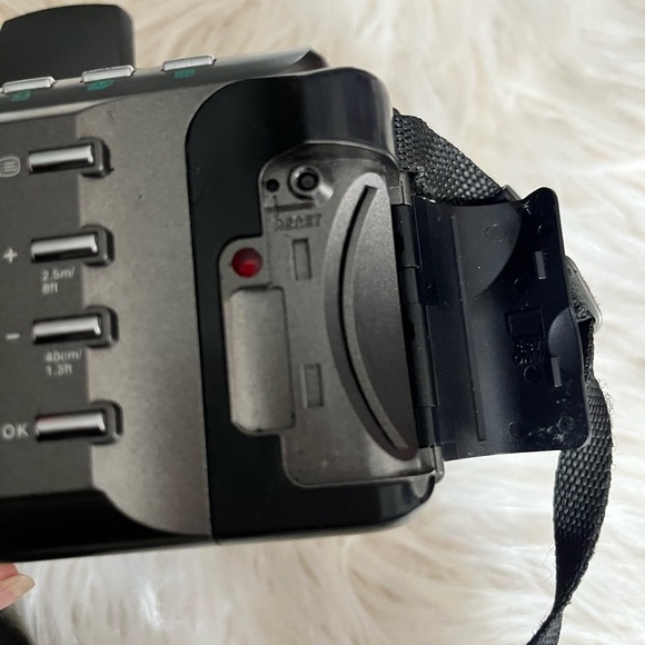 Olympus D-600 L with case - Picture 7 of 11